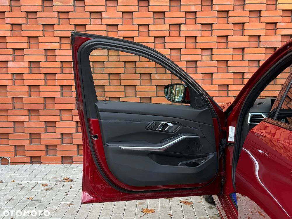 BMW Seria 3 318i M Sport - 9