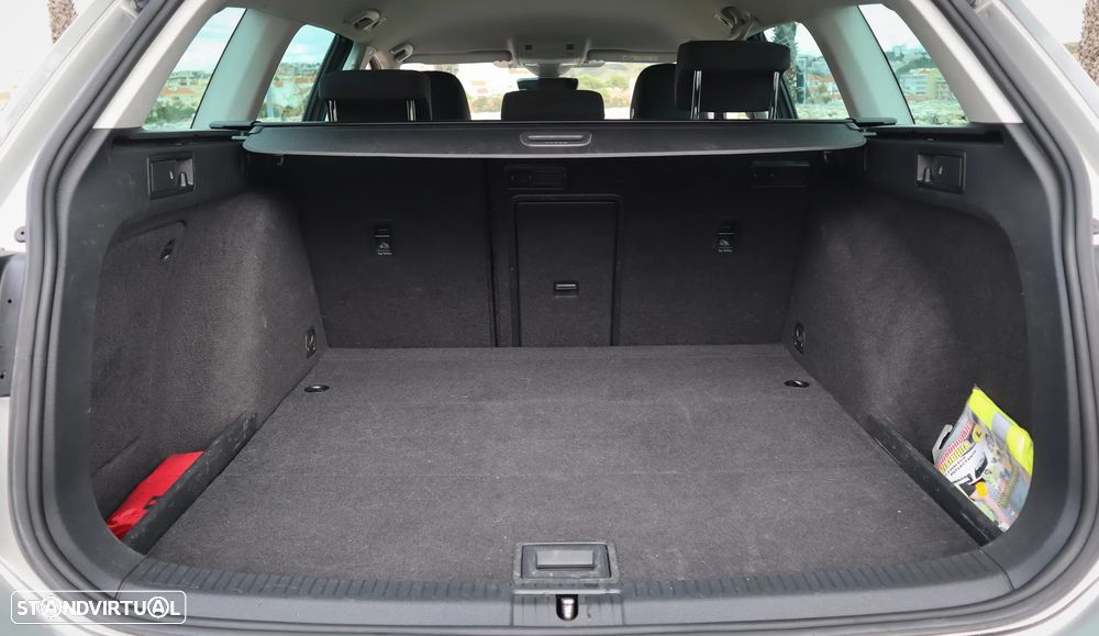 VW Golf Variant 1.6 TDi Confortline DSG - 25
