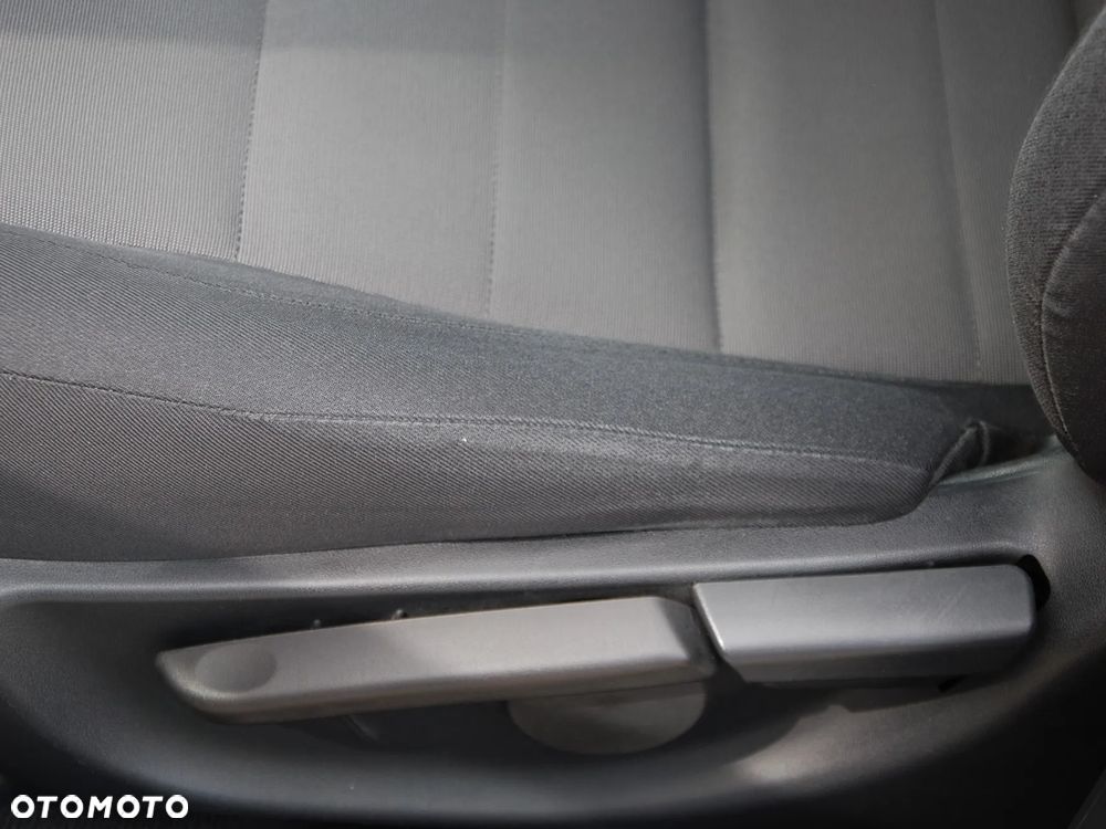 Toyota Avensis 1.8 Active - 36