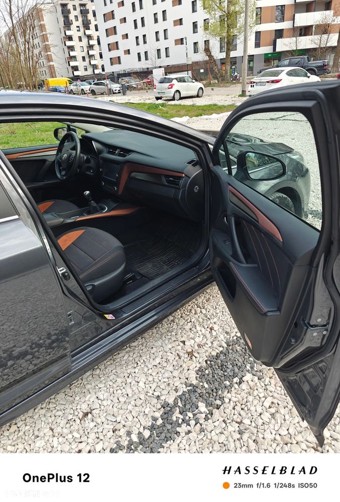 Toyota Avensis 1.8 Premium - 4