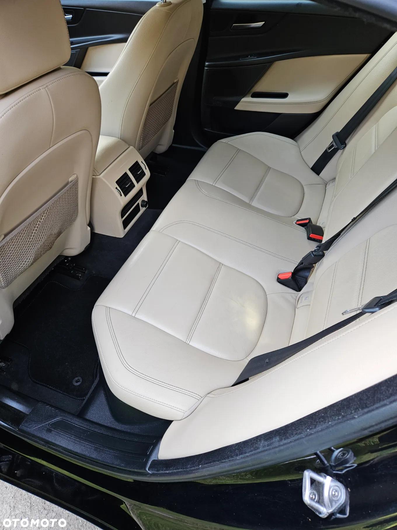 Jaguar XE 2.0 D Prestige - 13