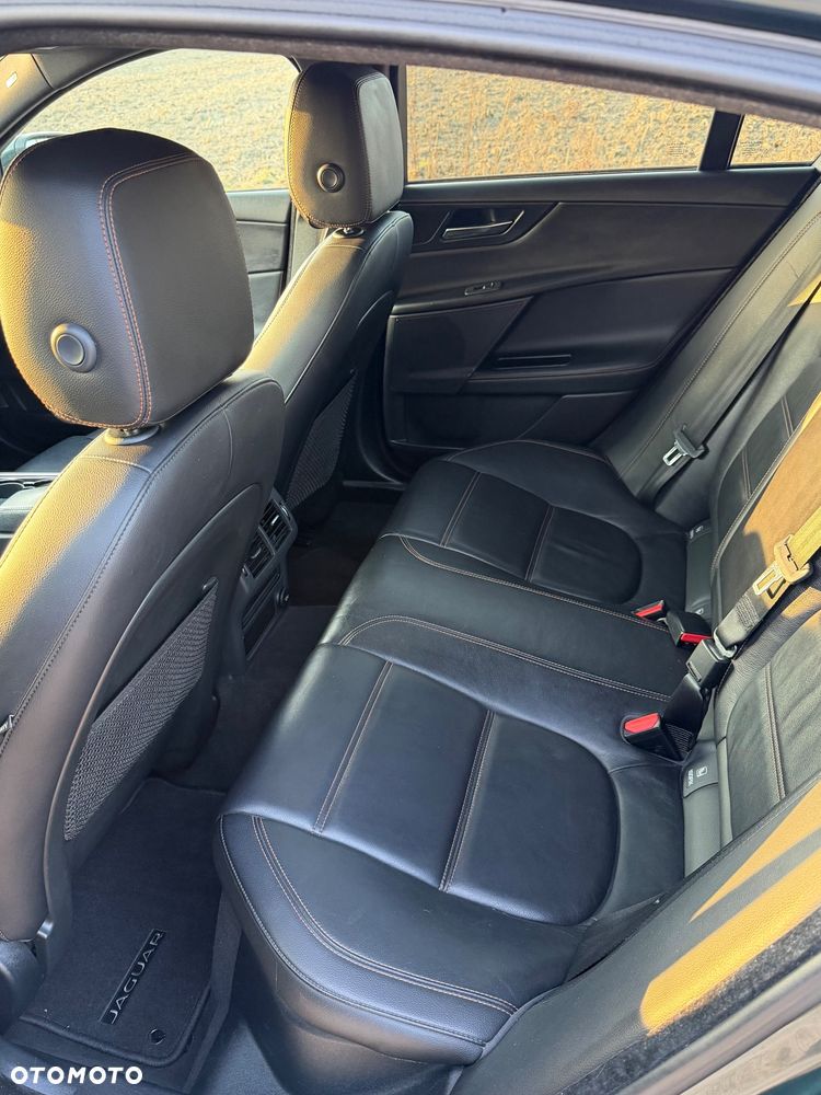 Jaguar XE 2.0 D R-Sport - 24