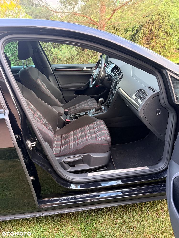 Volkswagen Golf - 10