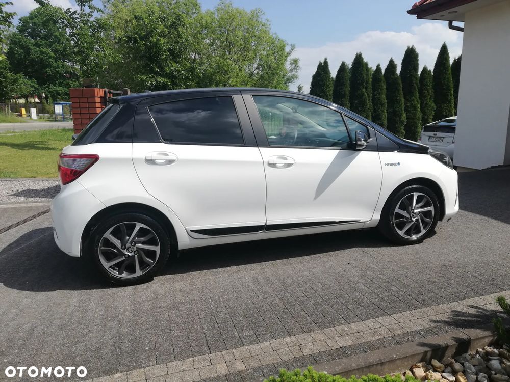 Toyota Yaris Hybrid 100 Premium - 8