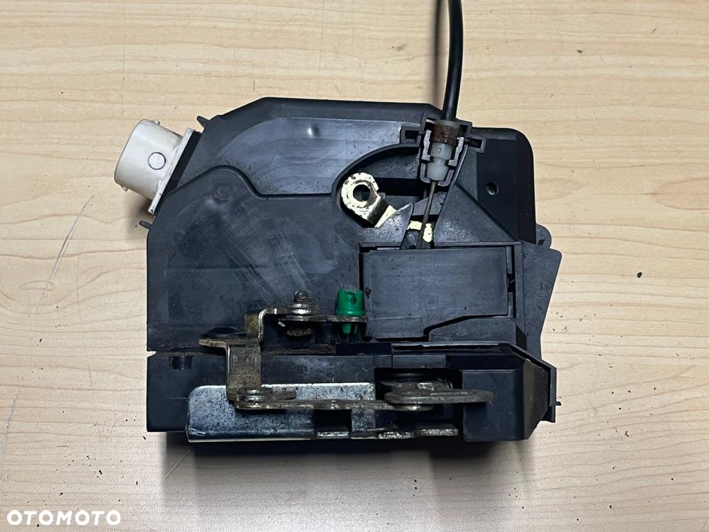 Zamek tylny lewy FQM100710 Land Rover Discovery 2 II - 1