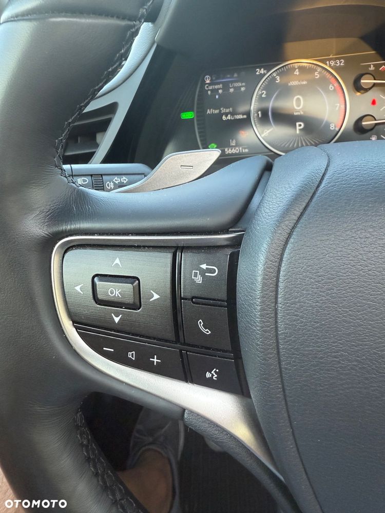 Lexus ES 300h Business Edition - 12