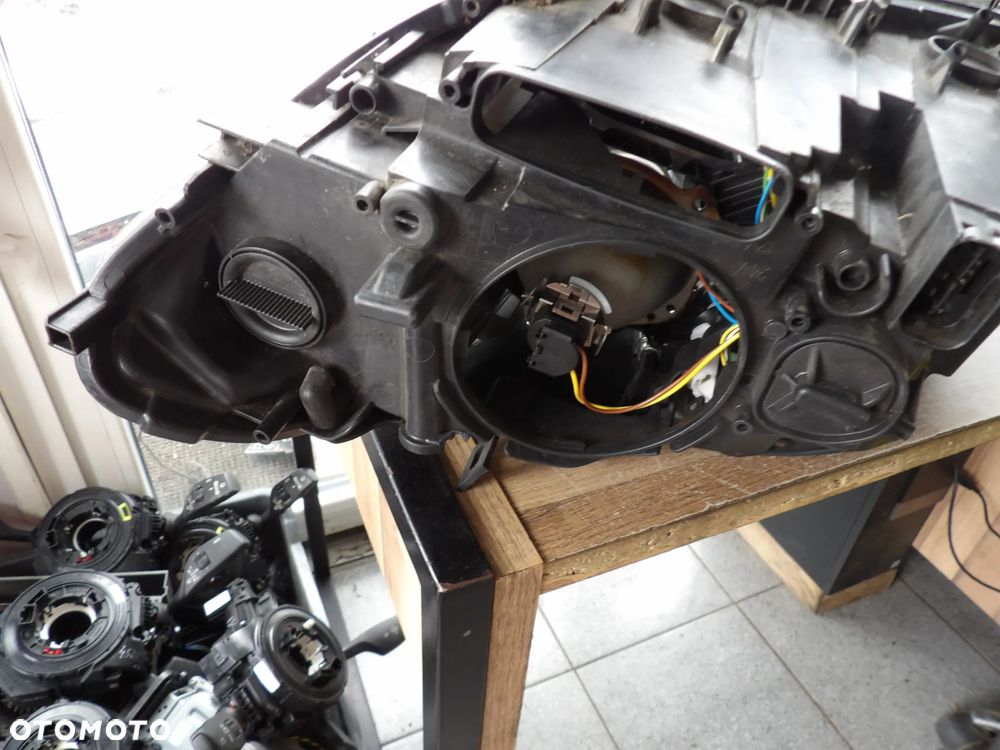 BMW - F10 - PRAWA LAMPA PRZEDNIA - WYSZCZERBIONE SZKŁO - UK - 7203242 - 7