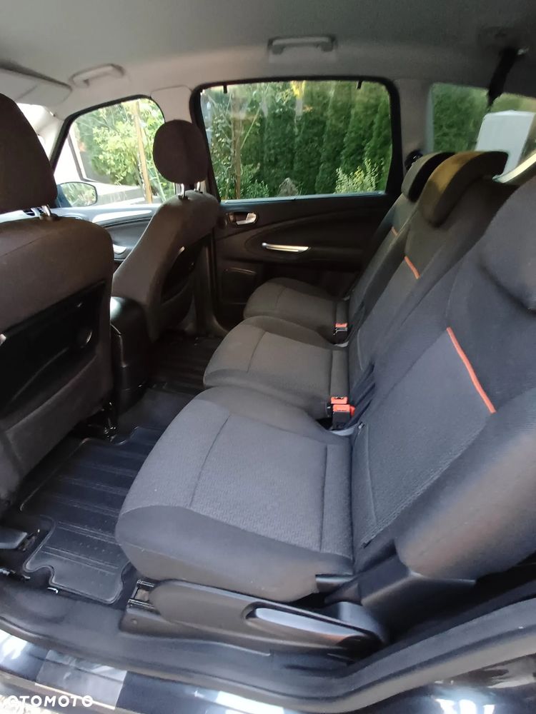 Ford S-Max - 17
