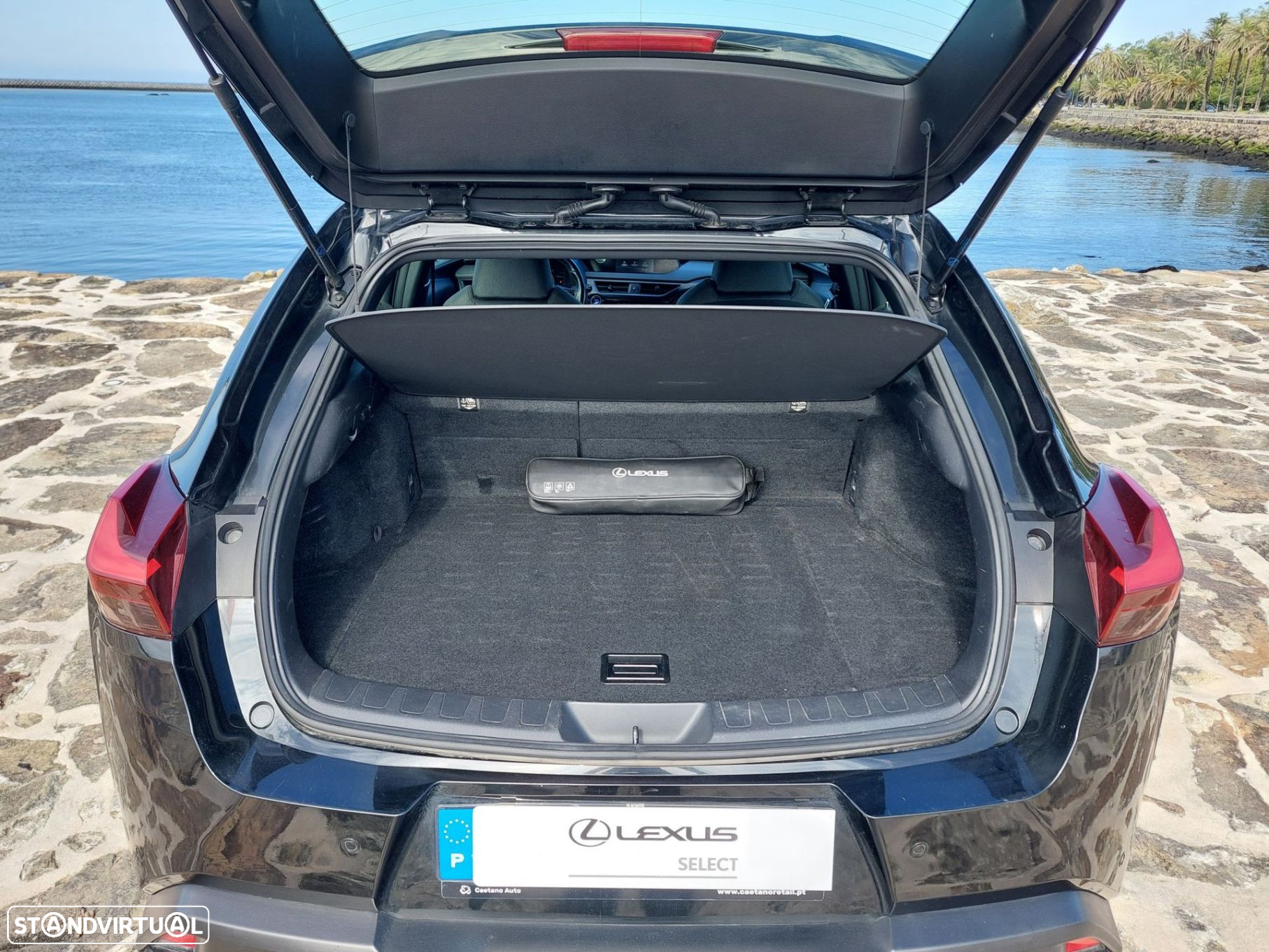Lexus UX 250h Business - 18