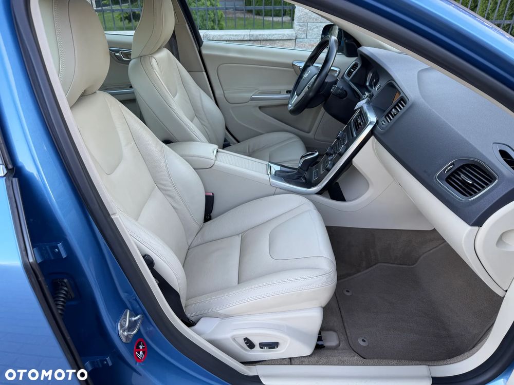 Volvo V60 D6 Plug-In-Hybrid AWD Geartronic Summum - 9