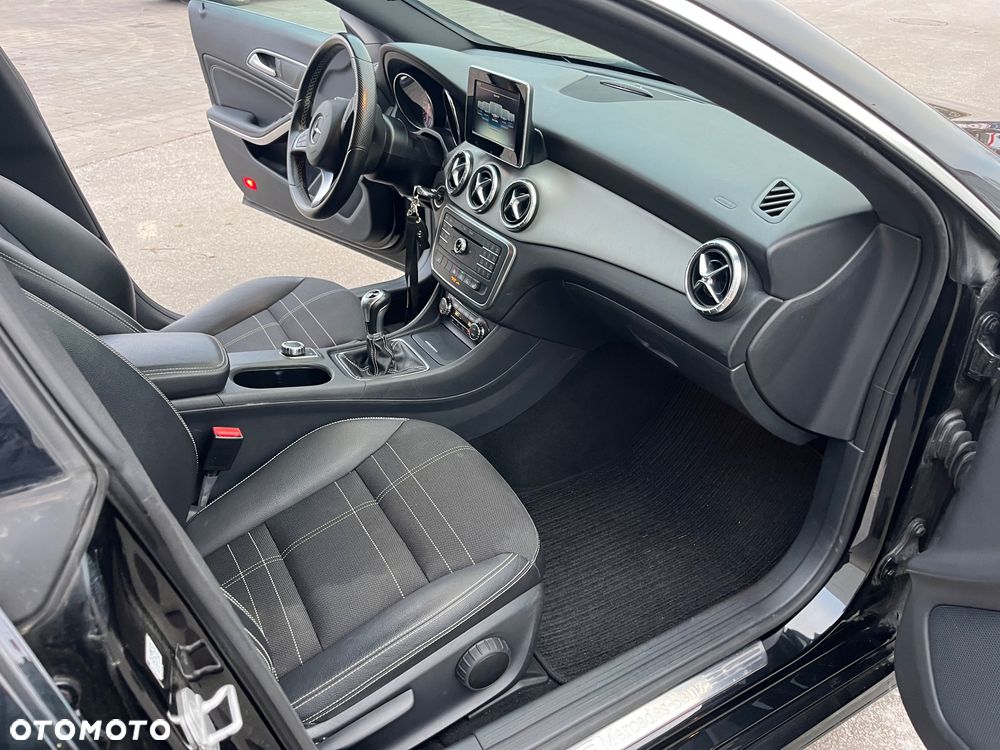 Mercedes-Benz CLA 180 Peak Edition - 16