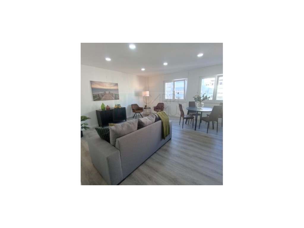 Apartamento T3 Totalmente Renovado, em Benfica - Grande imagem: 3/19