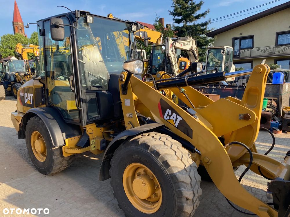 Caterpillar CAT 906H2, 2013 ROK, ŁYŻKA OTWIERANA + WIDŁY, z NIEMIEC, SUPER STAN, - 13