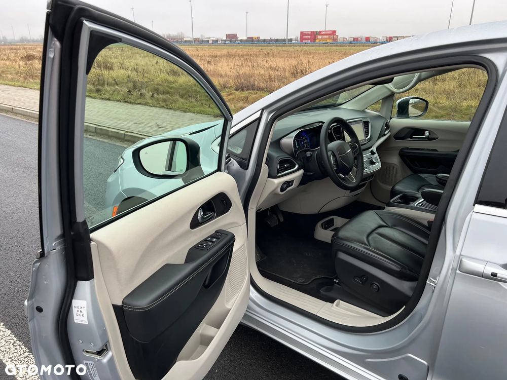 Chrysler Pacifica - 11