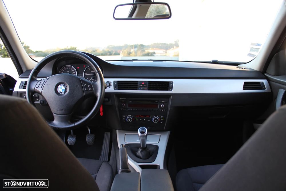 BMW 318 d Dynamic - 12