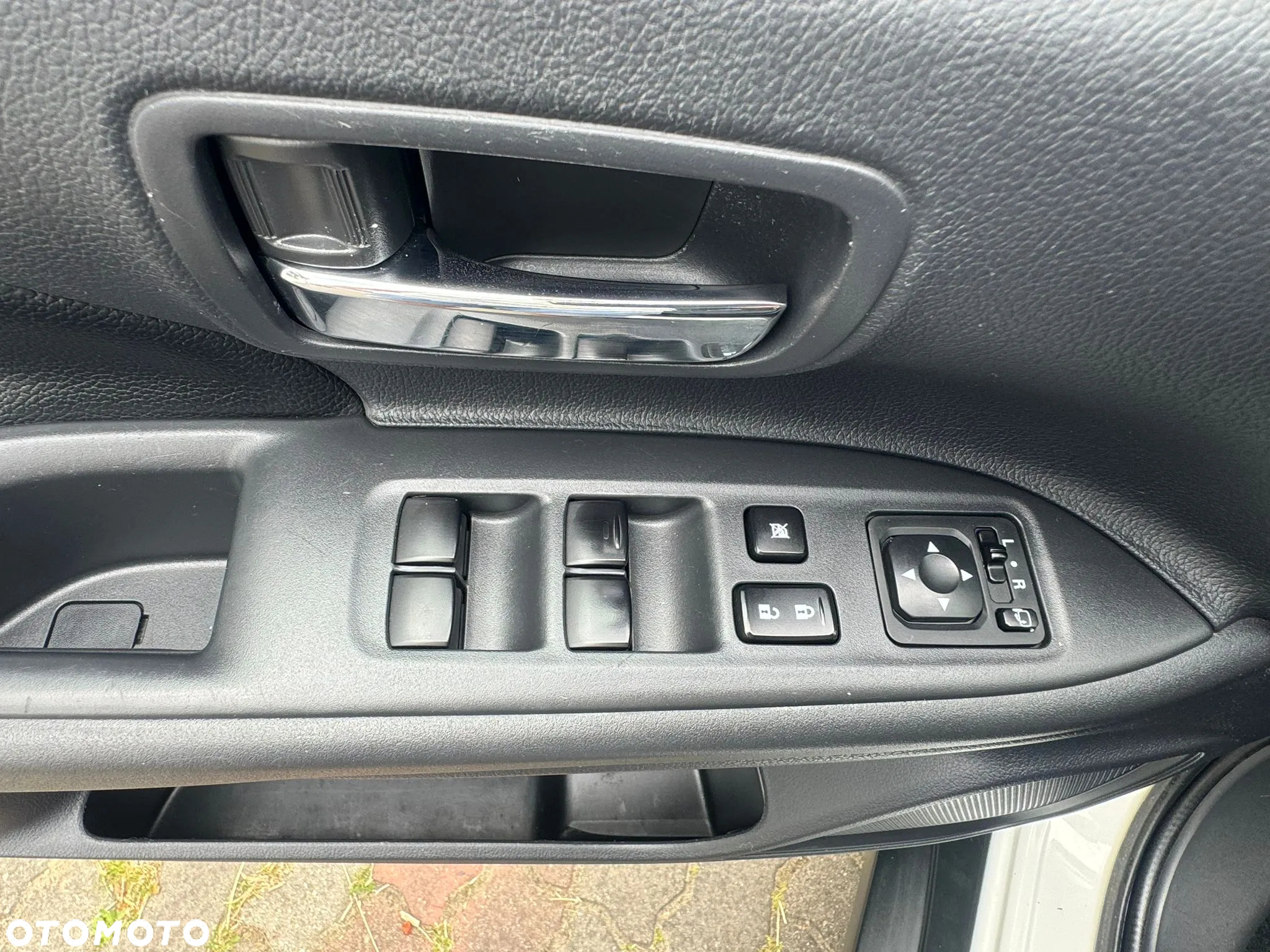 Mitsubishi Outlander - 12