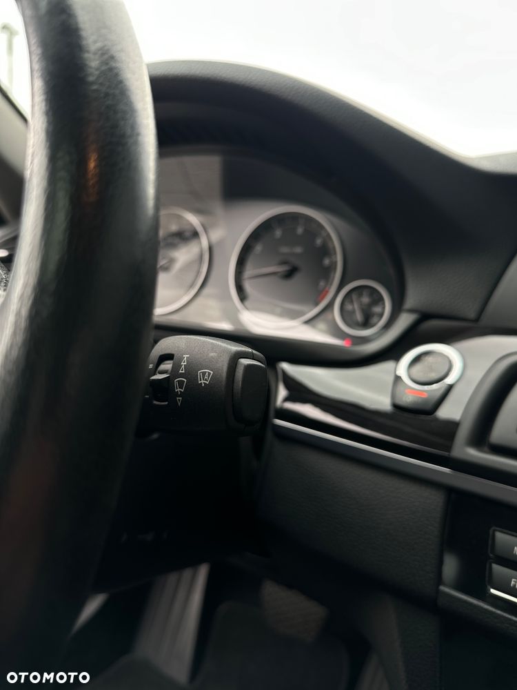 BMW Seria 5 528i xDrive Sport-Aut Luxury Line - 22
