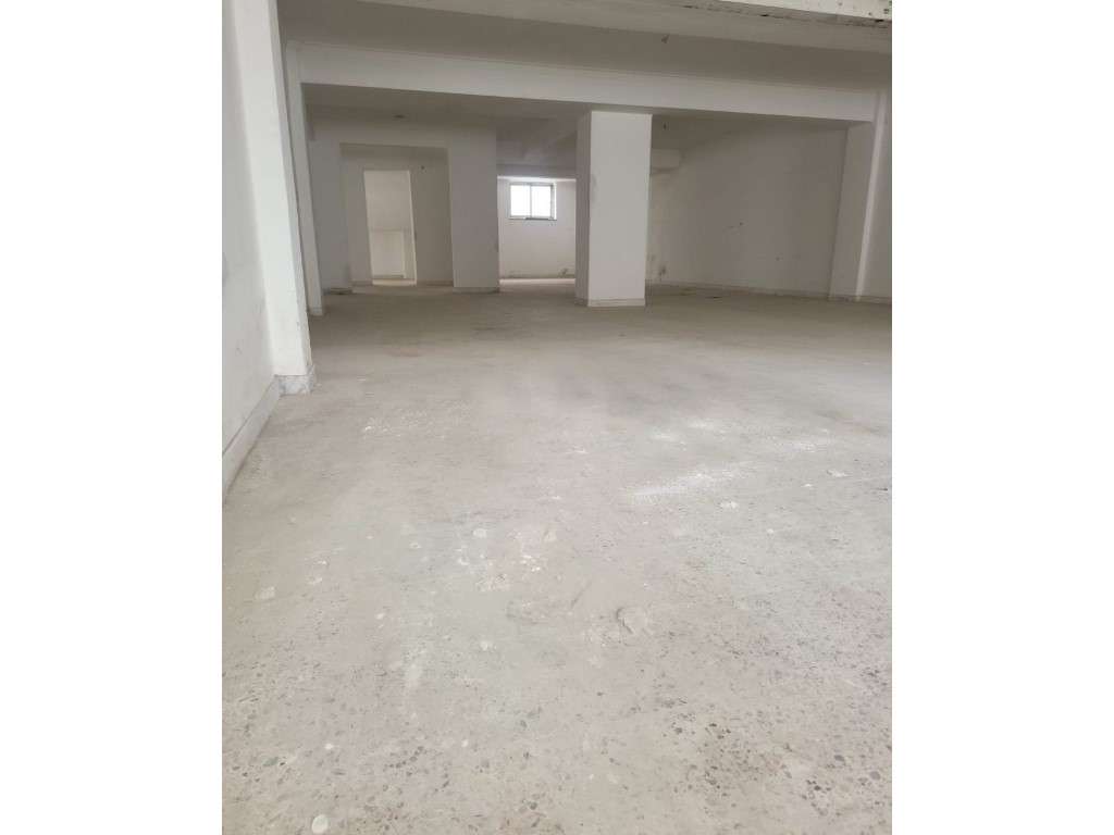 Loja Espaçosa em Agualva - Cacém | 210 m² | - Grande imagem: 2/10