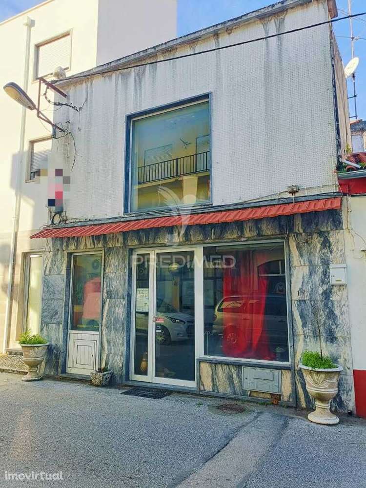 Prédio no centro de Caxarias - Grande imagem: 2/19