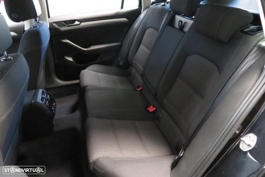 VW Passat Variant 2.0 TDI R-Line DSG - 11
