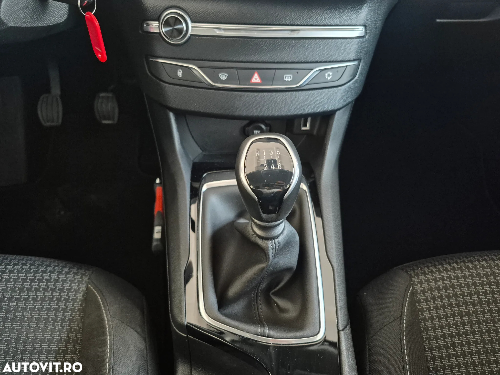 Peugeot 308 1.2 L PureTech Turbo S&S Allure - 17
