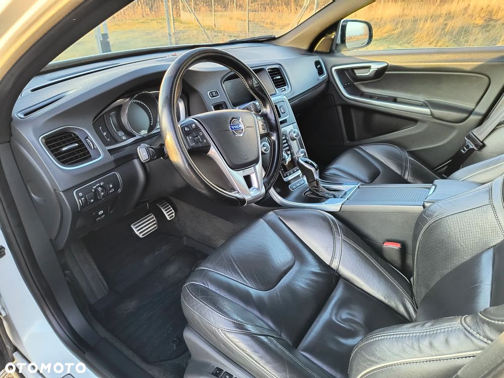 Volvo V60 D6 AWD Plug-in Hybrid Summum - 27