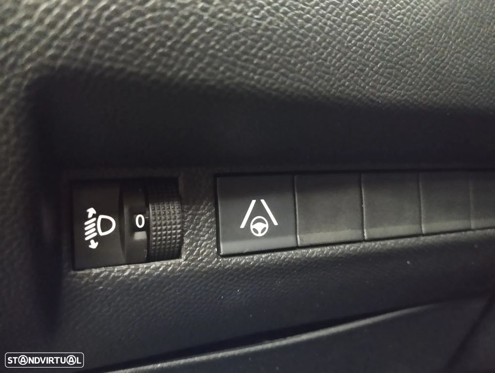 Peugeot 2008 1.2 Hybrid Allure e-DCS6 - 19