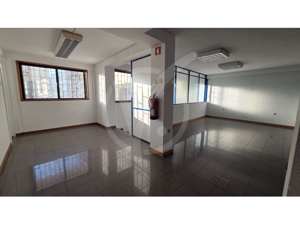 Excelente Loja Comercial na Póvoa de Varzim - Localização Premium - Grande imagem: 3/8