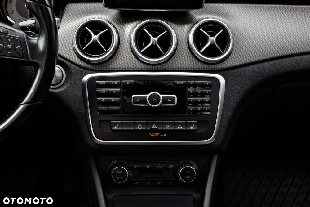 Mercedes-Benz GLA 200 7G-DCT - 23