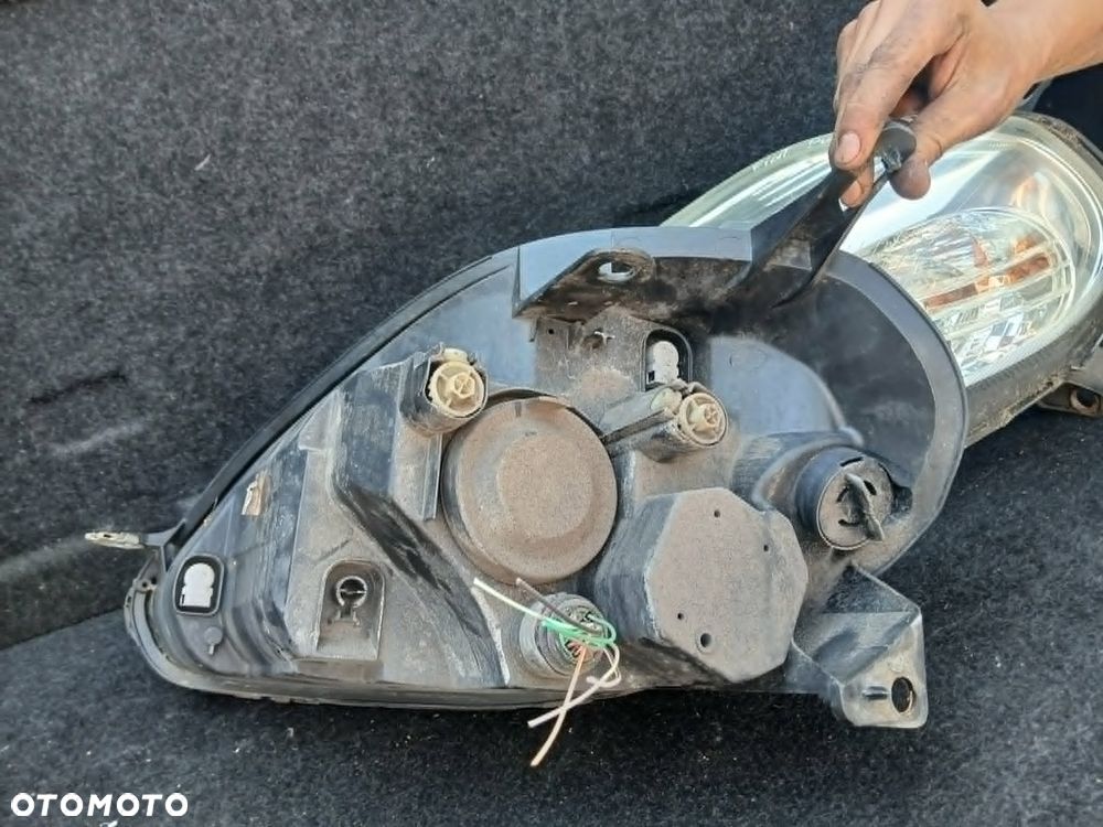 Fiat Grande Punto Lampa przednia prawa. - 3