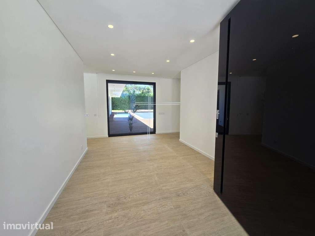 Moradia isolada T4, arquitetura contemporânea com garagem e piscina... - Grande imagem: 4/60