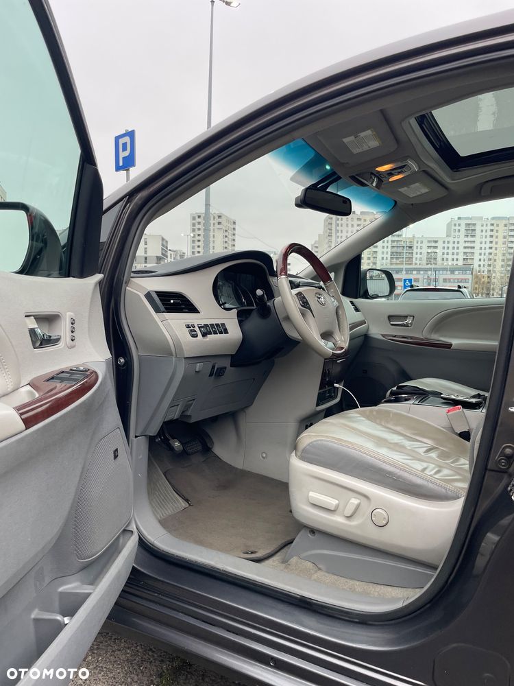 Toyota Sienna 3.5 XLE AWD - 21