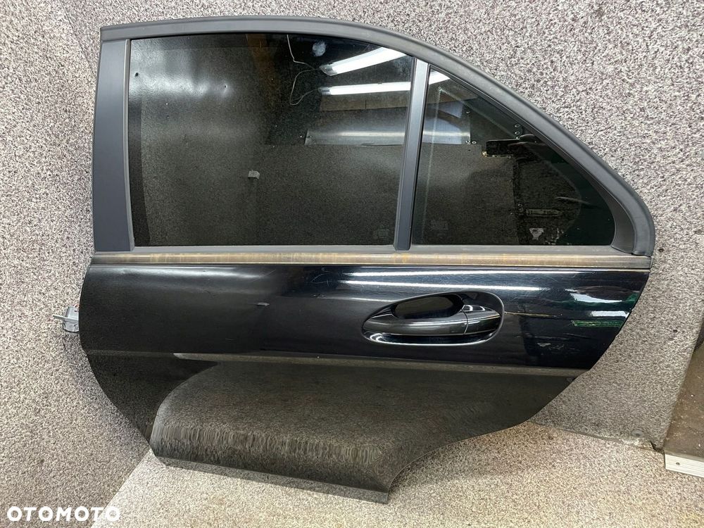Drzwi lewy tyl lewe tylne sedan Mercedes W204 040U C040 czarne 100 umFe BDB - 7