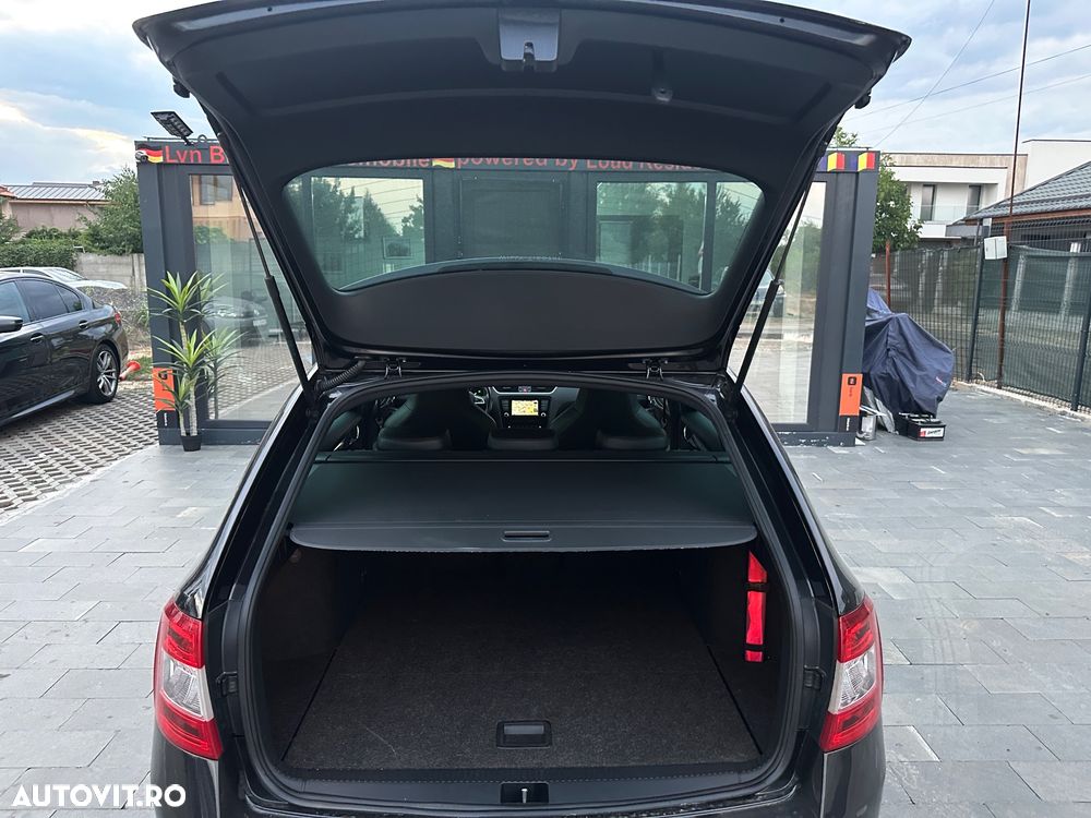Skoda Octavia Combi Diesel 2.0 TDI DSG RS - 13