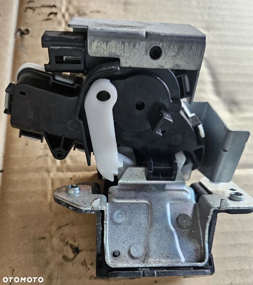 Mazda III 3 BL zamek klapy tył tylnej - 2