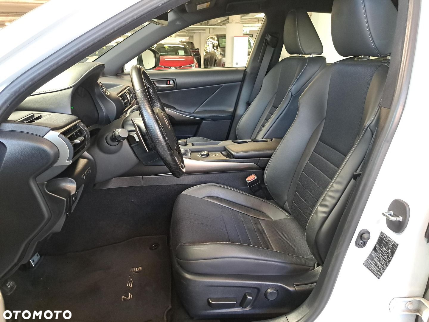 Lexus IS 300h F Sport Edition - 10