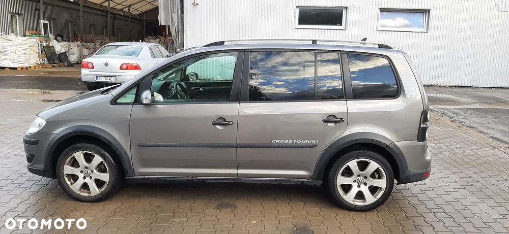 Volkswagen Touran 2.0 TDI DPF DSG Cross - 8
