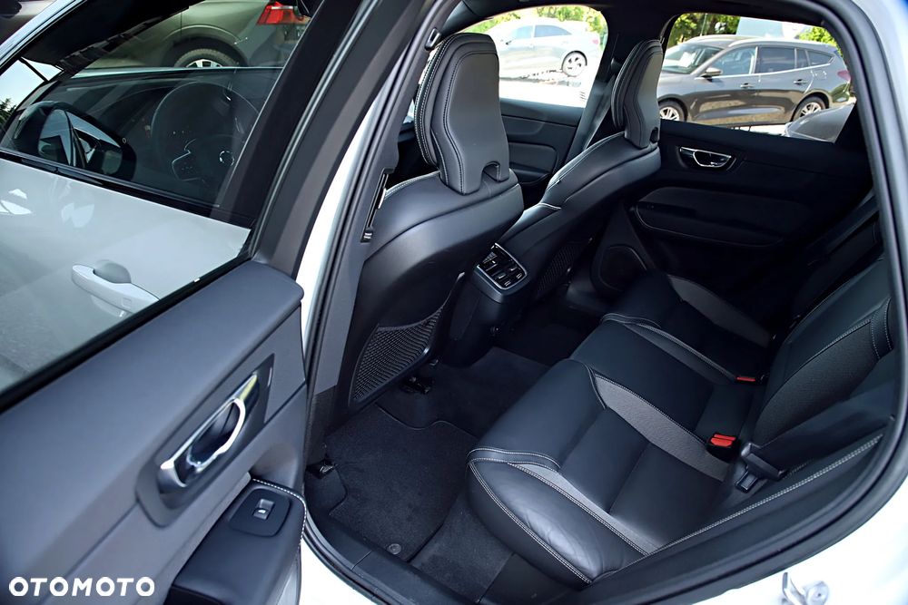 Volvo XC 60 B4 D AWD R-Design - 19