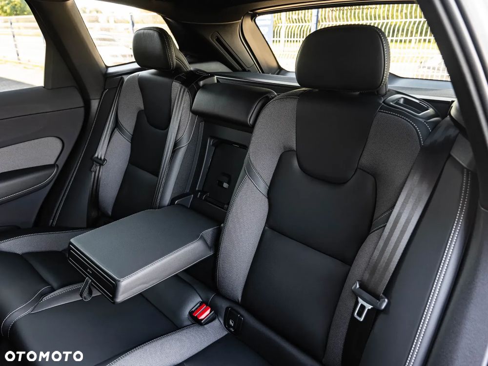 Volvo XC 60 B4 B Plus Dark - 28