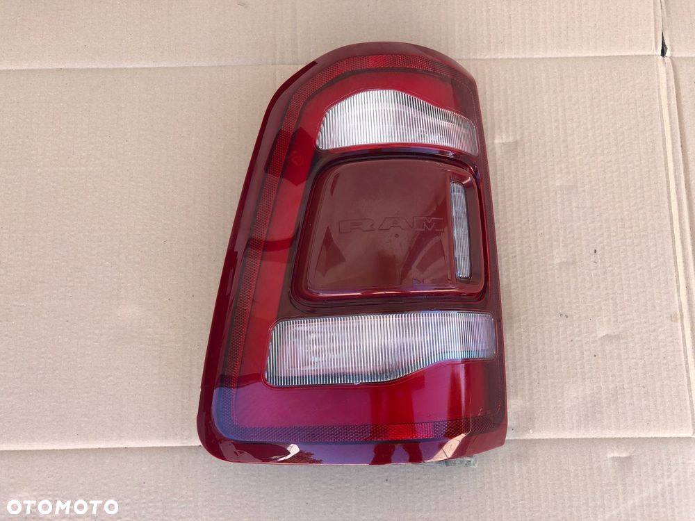 DODGE RAM 1500 V 5 2019 2024 LAMPA LEWA TYLNA POD BSM MARTWE POLE 68262531