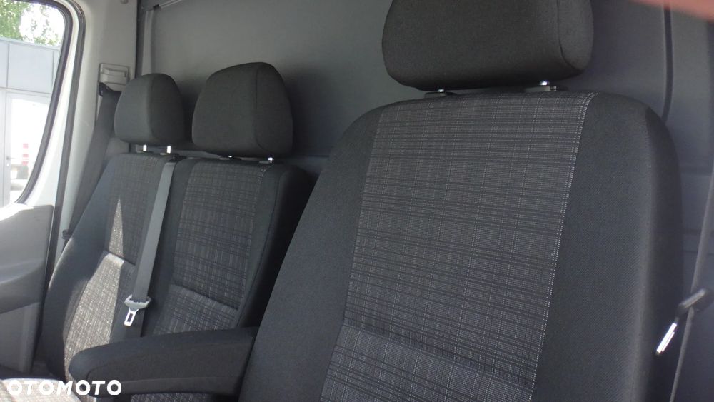 Mercedes-Benz Sprinter - 13