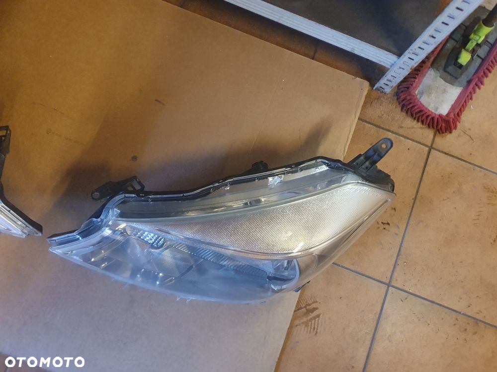 REFLEKTOR PRAWY TOYOTA YARIS 3 III 10-14 EUROPA - 6
