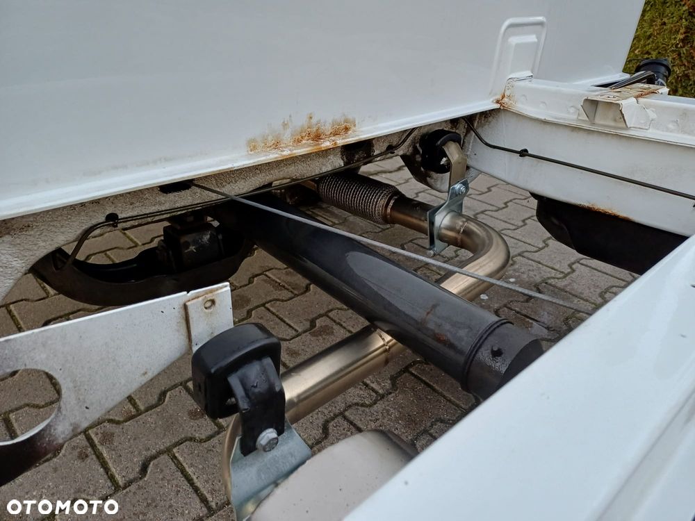 Mercedes-Benz 310D - 12