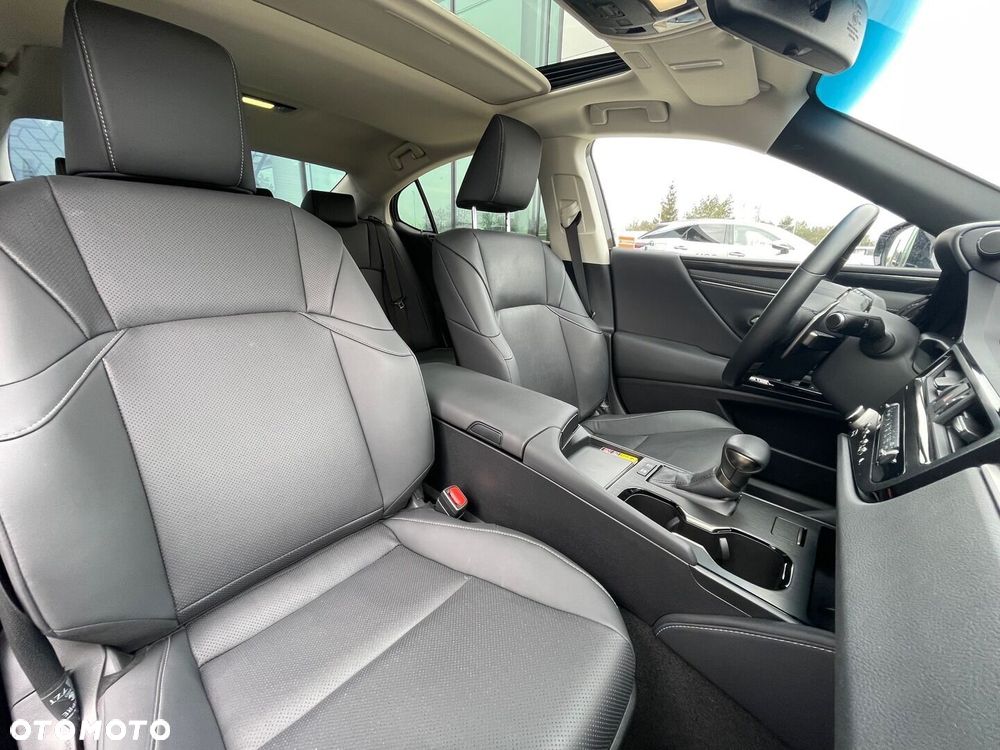 Lexus ES 300h Business Edition - 11