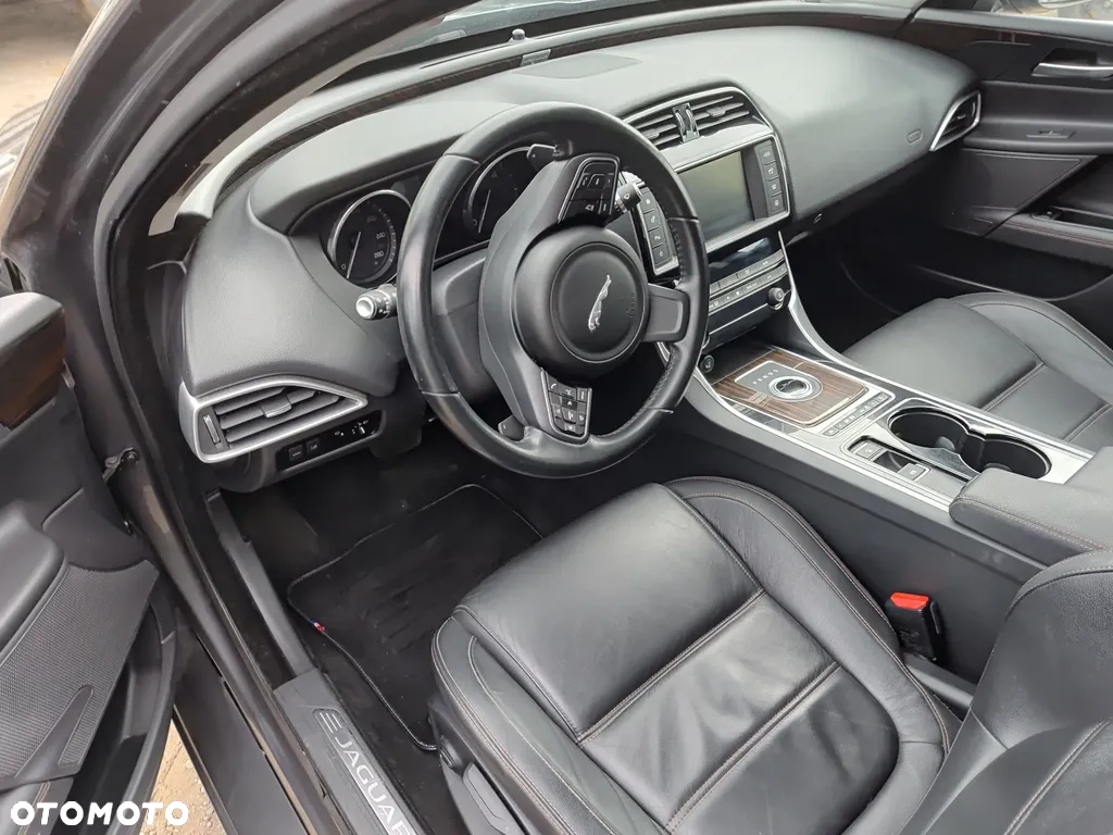 Jaguar XE 20d Prestige - 15