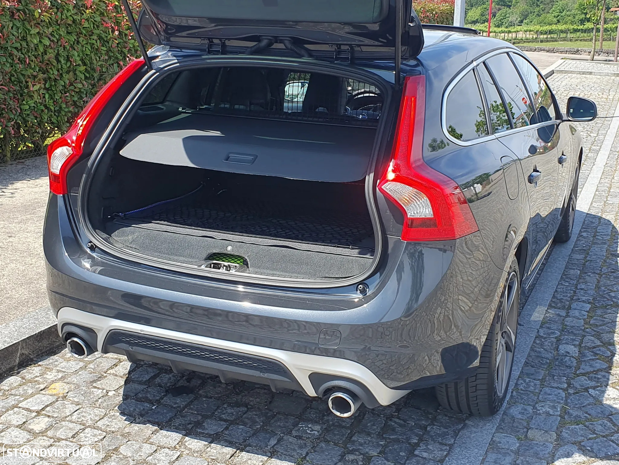 Volvo V60 2.4 D6 R-Design Mom.AWD Phev - 9