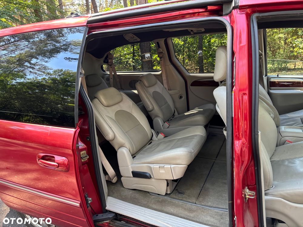 Chrysler Town & Country - 10