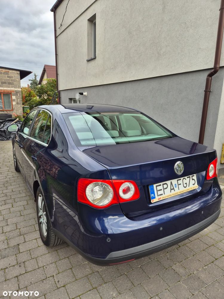 Volkswagen Jetta - 4