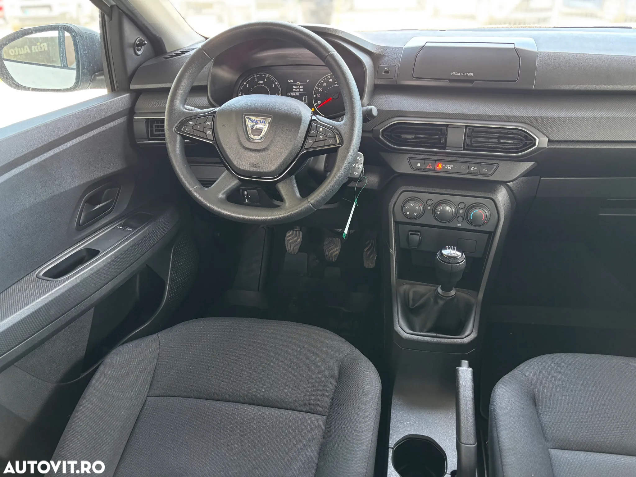 Dacia Logan TCe 90 Essential - 13