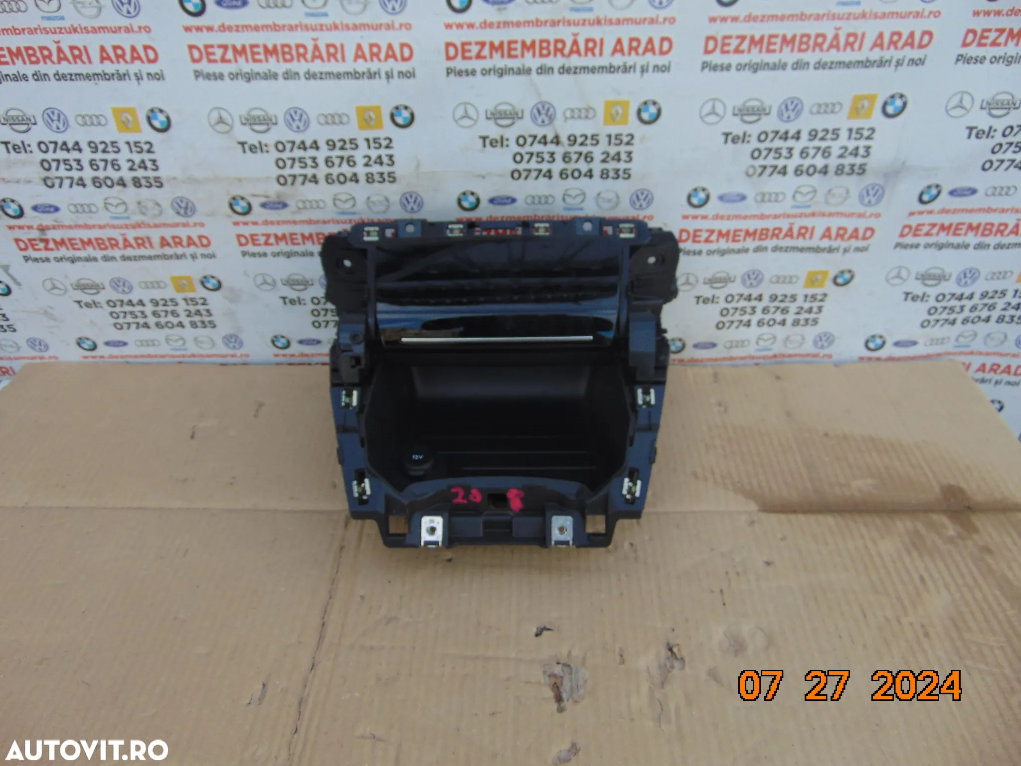 Port usb Peugeot 208 dupa 2019 consola cod 2444389xzd - 2